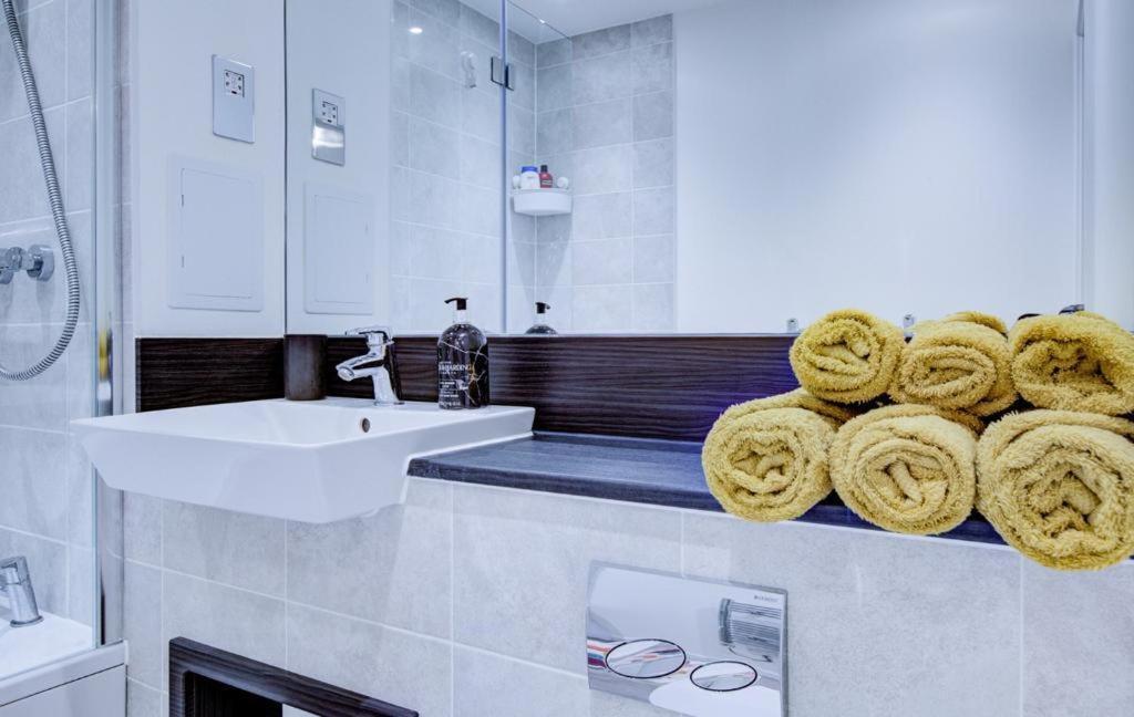 Apartament Luxury 2 Bed Flat In A New Block In East Acton Londyn Zewnętrze zdjęcie