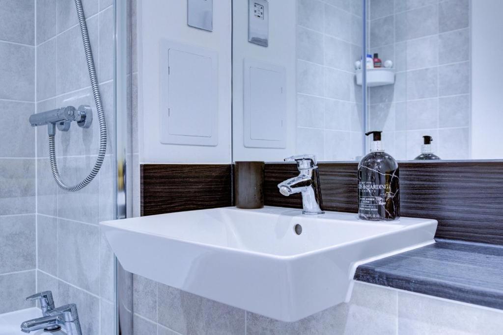 Apartament Luxury 2 Bed Flat In A New Block In East Acton Londyn Zewnętrze zdjęcie